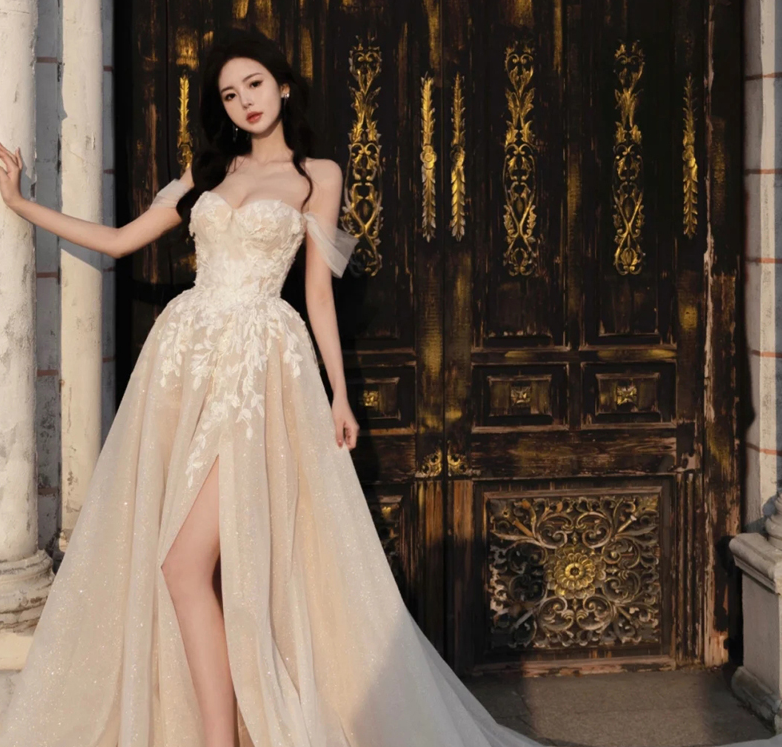 The wedding car stopped halfway in special road conditions